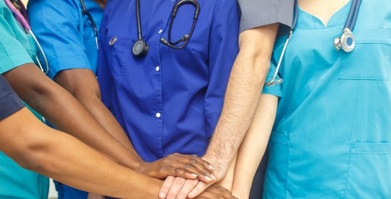 Veterinarios ayudando a vender clinica