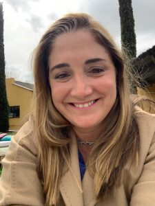Experta en vender clinicas veterinarias sonriendo