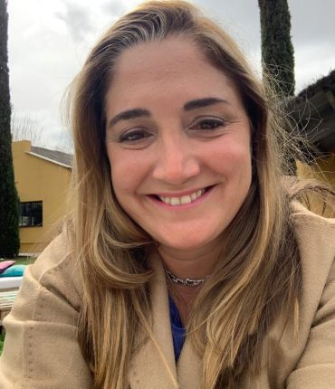 Experta en vender clinicas veterinarias sonriendo