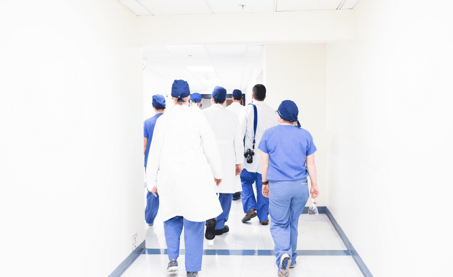 Equipo alejandose despues de vender clinica veterinaria